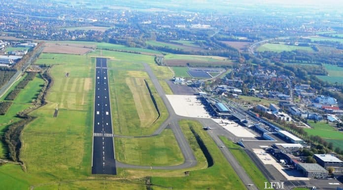 Flugunfallübung am Dortmund Airport angekündigt Luftbild mit Blick auf das Flughafengelände, inkl. Start- und Landebahn (SL-Bahn) und Terminalgebäude am Dortmund Airport.