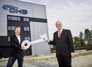 Mission accomplished: Architekt Arne Schlichtmann übergibt den symbolischen Schlüssel an Marco Fuchs, den Vorstandsvorsitzenden von OHB (v. l.).