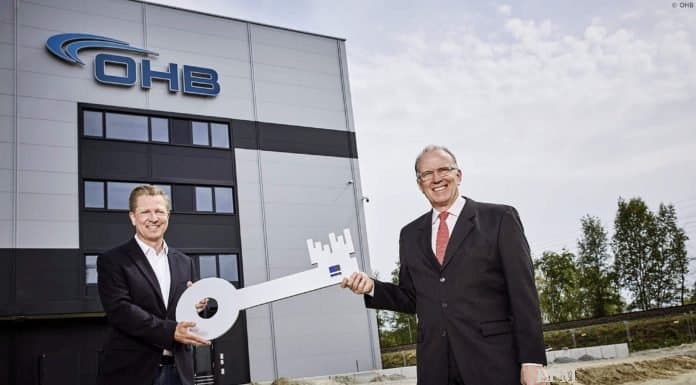 Mission accomplished: Architekt Arne Schlichtmann übergibt den symbolischen Schlüssel an Marco Fuchs, den Vorstandsvorsitzenden von OHB (v. l.).