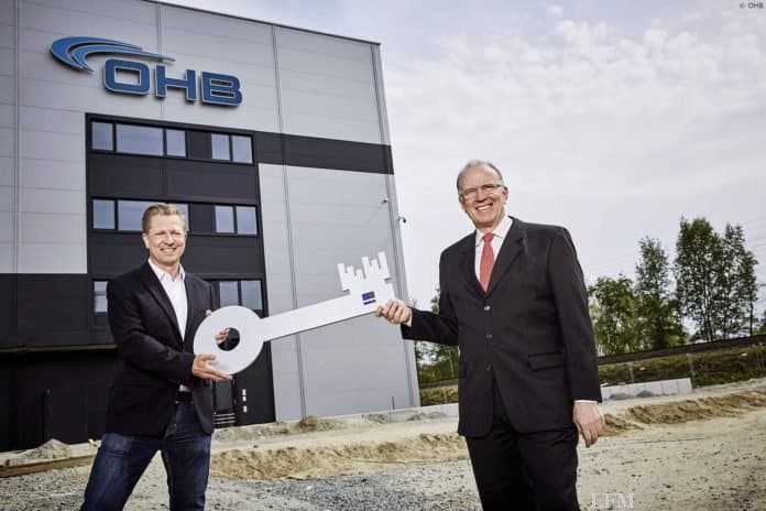 Mission accomplished: Architekt Arne Schlichtmann übergibt den symbolischen Schlüssel an Marco Fuchs, den Vorstandsvorsitzenden von OHB (v. l.).