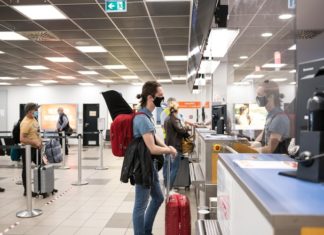 Plexiglas-Trennscheiben an den Check-in- und Boarding-Schaltern schützen Reisende und Mitarbeiterinnen und Mitarbeiter.