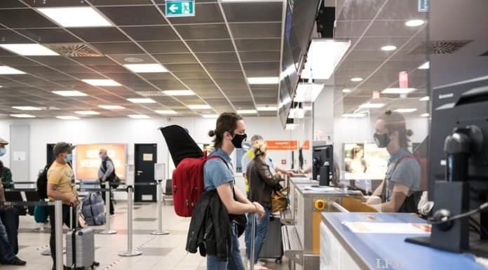 Berliner Flughäfen Schönefeld und Tegel zeigen Erholung Plexiglas-Trennscheiben an den Check-in- und Boarding-Schaltern schützen Reisende und Mitarbeiterinnen und Mitarbeiter.