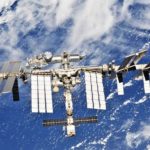 Seit 20 Jahren im All: die Internationale Raumstation. Die ISS ist ein einzigartiges Labor für Experimente, die in keiner wissenschaftlichen Einrichtung auf der Erde durchgeführt werden können. Deutschland ist über die ESA mit rund 45 Prozent an der Wissenschaft auf der ISS beteiligt.