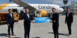 Neben dem Flughafenchef Jost Lammers (zweiter von links) formierten sich Flugkapitän Tobias Carstensen (zweiter von rechts), der Airlinebetreuer der FMG, Oliver Dersch (rechts) sowie der Stationsleiter der Condor in München Tomislav Lang (links) zum Gruppenbild mit dem Airbus A320.