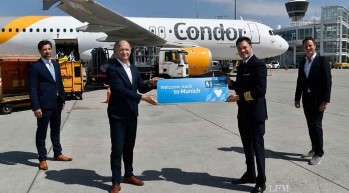 Flughafen München feiert Comeback der Urlaubsflüge Neben dem Flughafenchef Jost Lammers (zweiter von links) formierten sich Flugkapitän Tobias Carstensen (zweiter von rechts), der Airlinebetreuer der FMG, Oliver Dersch (rechts) sowie der Stationsleiter der Condor in München Tomislav Lang (links) zum Gruppenbild mit dem Airbus A320.