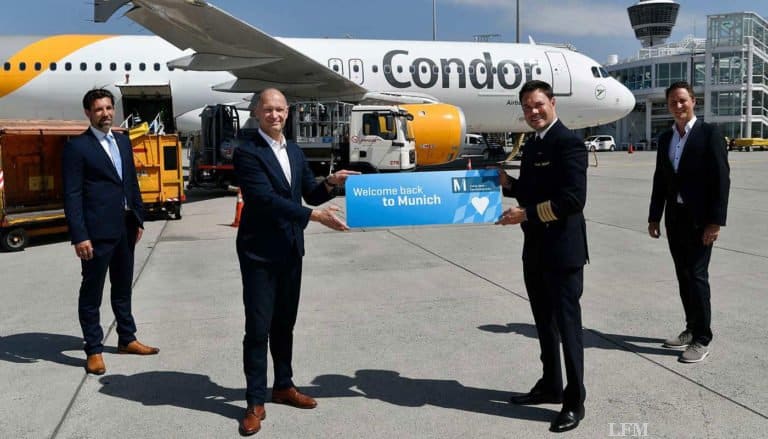 Neben dem Flughafenchef Jost Lammers (zweiter von links) formierten sich Flugkapitän Tobias Carstensen (zweiter von rechts), der Airlinebetreuer der FMG, Oliver Dersch (rechts) sowie der Stationsleiter der Condor in München Tomislav Lang (links) zum Gruppenbild mit dem Airbus A320.