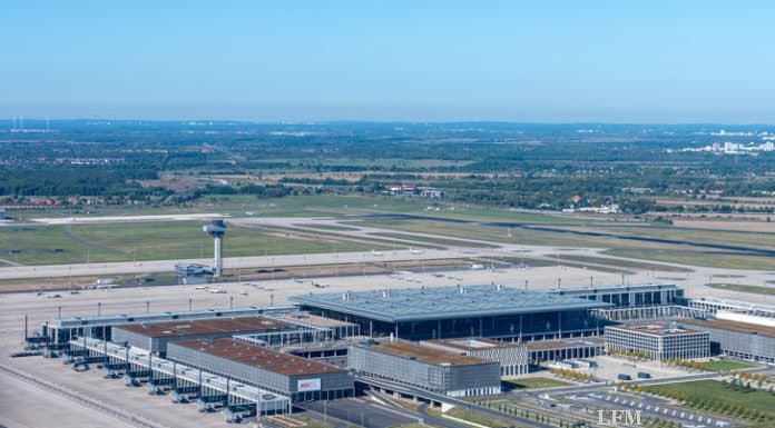 Flughafen BER steckt Umbauziele ab – Amann verlässt Technik Flughafen Berlin Brandenburg - Luftbild