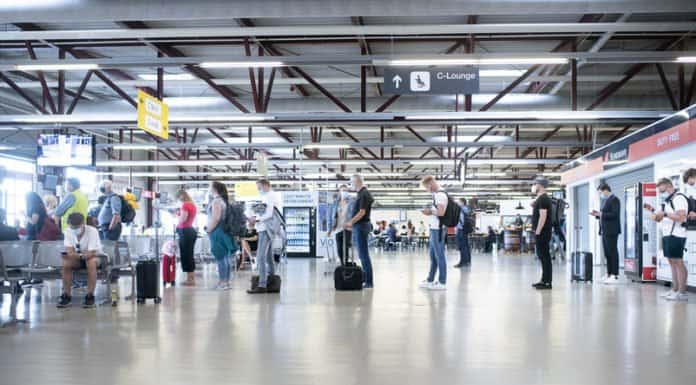 Corona-Tests an Berliner Flughäfen Schönefeld und Tegel In den Terminals in Schönefeld und Tegel ist das Tragen eines Mund-Nasen-Schutzes für Reisende Pflicht.