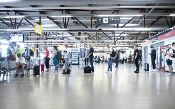 In den Terminals in Schönefeld und Tegel ist das Tragen eines Mund-Nasen-Schutzes für Reisende Pflicht.
