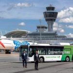 Biogas-Bus mit Elektroantrieb fährt am Flughafen München