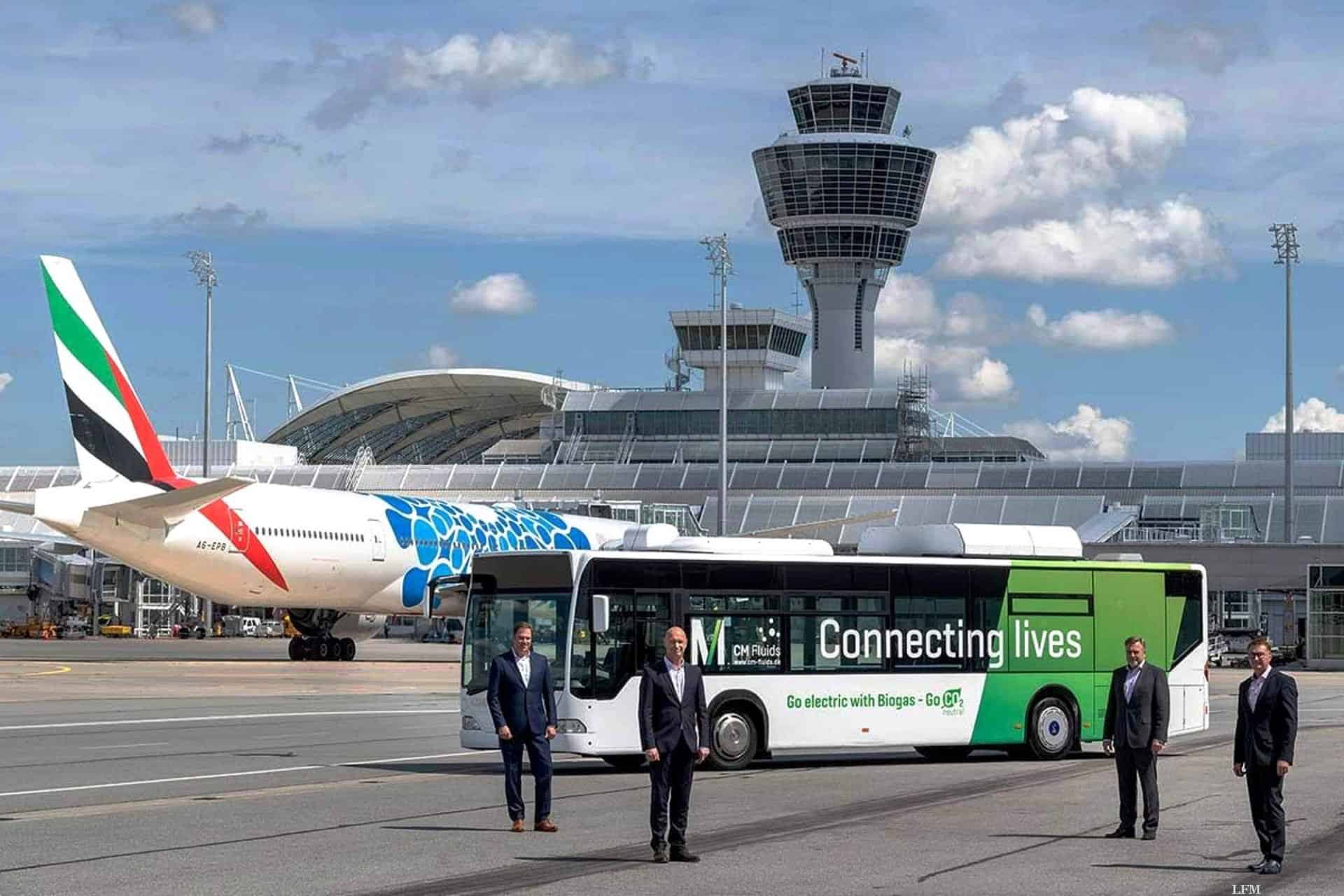 Biogas-Bus mit Elektroantrieb fährt am Flughafen München