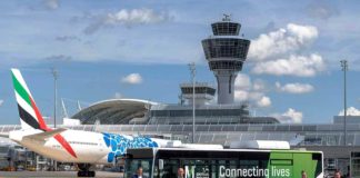 Biogas-Bus mit Elektroantrieb fährt am Flughafen München