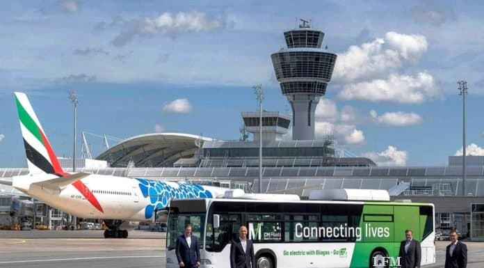 Biogas-Bus mit Elektroantrieb fährt am Flughafen München Biogas-Bus mit Elektroantrieb fährt am Flughafen München