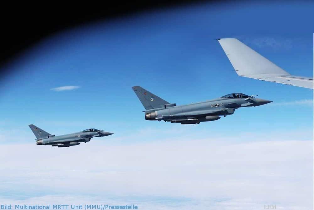 Zwei Eurofighter fliegen in Formation und warten darauf bis sie vom A330 betankt werden