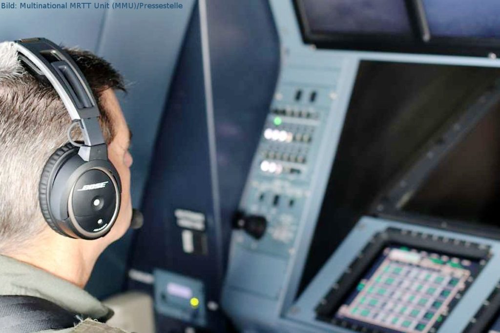 Luftbetankungsoperateur Oberstabsfeldwebel René v.d.G, vor einem Bildschirm im Cockpit des A330 MRTT