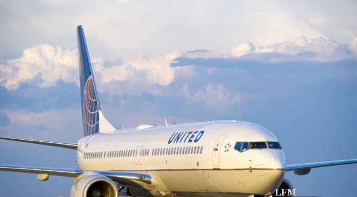 United Airlines reinigt Flugzeugcockpits mit UV-Licht United Airlines Boeing 737 auf dem Taxiway