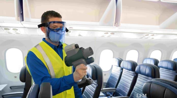 United Airlines erweitert den Kampf gegen COVID-19 United Airlines - Desinfektion in der Kabine durch elektrostatisches Sprayen
