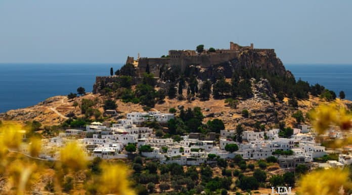 Lufthansa fliegt 15 neue Sommerreiseziele ab Frankfurt an Historische Stadt Lindos auf Rhodos, Griechenland
