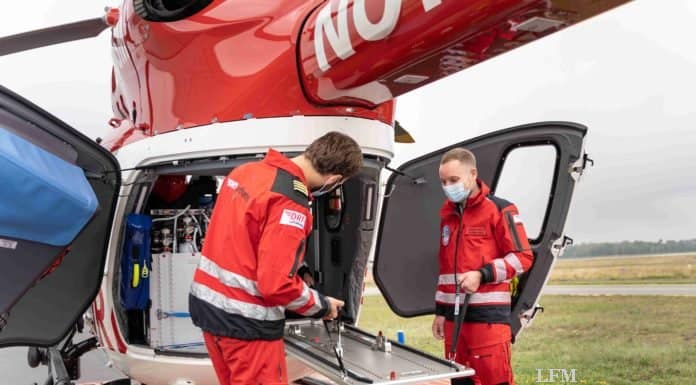 DRF fixiert EpiShuttles im Heli mit spezieller Bodenplatte Groundplate mit EpiShuttle