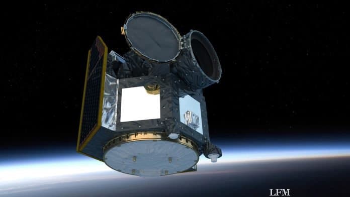 ESA-Welt­raum­te­le­skop CHE­OPS in son­nen­syn­chro­ner Erd­um­lauf­bahn