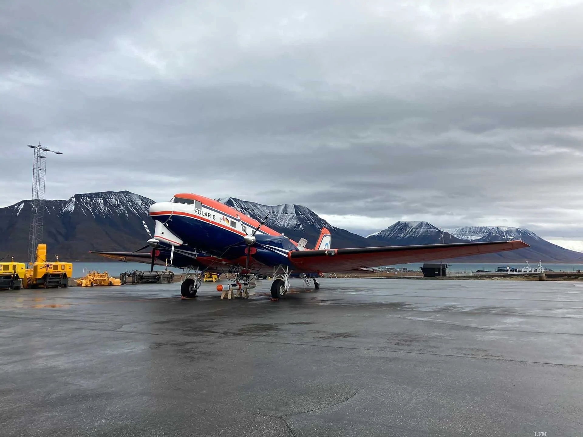 For­schungs­flug­zeug Po­lar 6 am Flug­ha­fen Lon­gyear­by­en, Spitz­ber­gen For­schungs­flug­zeug Po­lar 6 am Flug­ha­fen Lon­gyear­by­en, Spitz­ber­gen