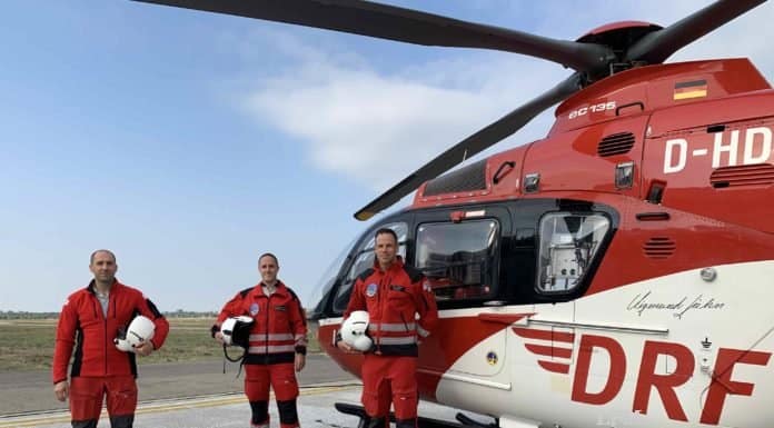 „Christoph 43“ der DRF Luftrettung feiert 45. Geburtstag „Christoph 43“-Crew: v.l. Gilles Kodsi, Pilot, Sebastian Geißert, HEMS TC, und Dr. Jörn Hötzel, Notarzt