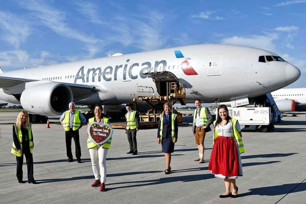 Den Premierenflug nach Charlotte verabschiedeten Gisela Schork (Regional Manager Cargo Sales Germany & Switzerland von American Airlines, auf dem Foto 3.v.l.) und Oliver Dersch, Leiter Verkehrsentwicklung und -strategie vom Flughafen München (2.v.r.) mit ihren Mitarbeitern.