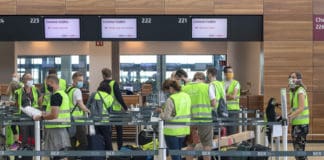 Komparsen checken am BER ein