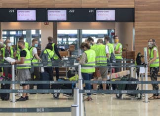 Komparsen checken am BER ein