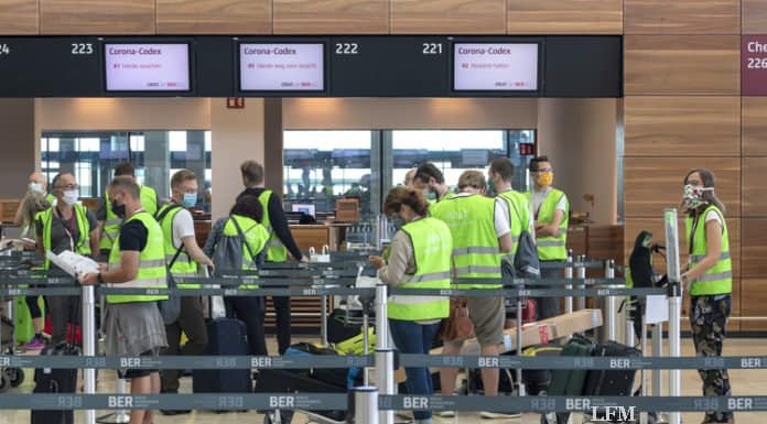 Flughafen Berlin Brandenburg besteht Probebetrieb Komparsen checken am BER ein