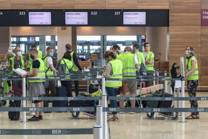 Komparsen checken am BER ein