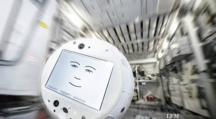 IAC: Raumfahrt-Community trifft sich erstmals virtuell Cimon-2 bei Tests im EAC
