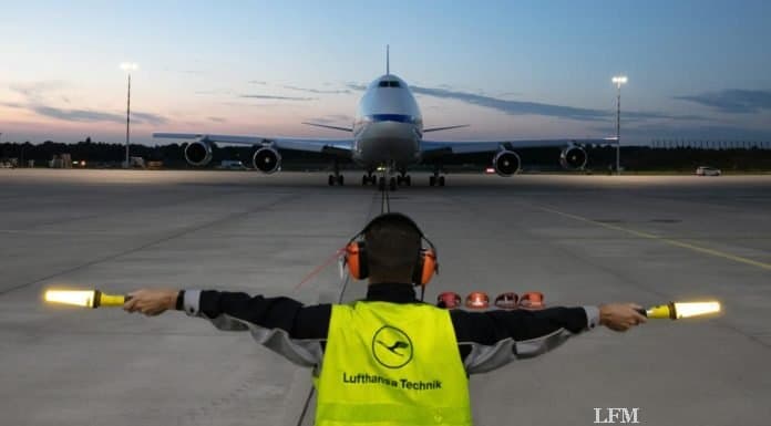 Fliegende Sternwarte SOFIA zum C-Check in Hamburg SOFIA ist in Hamburg gelandet