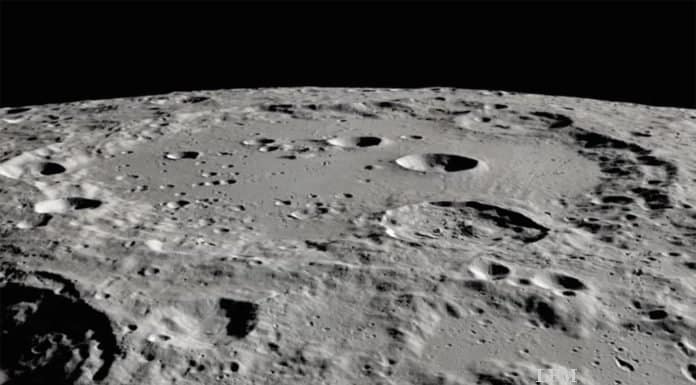 Sternwarte SOFIA findet Wassermoleküle auf dem Mond Clavius-Krater auf dem Mond
