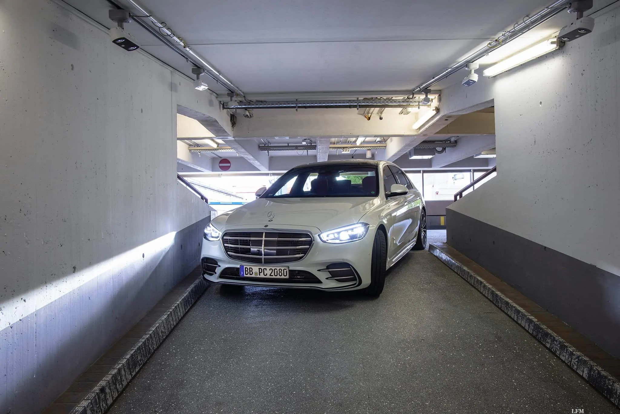 Mercedes-Benz S-Klasse parkt autonom am Stuttgart Airport