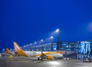 easyJet-Erstflug nach London Gatwick vom Flughafen BER