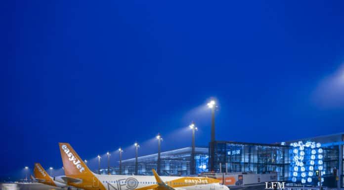Flughafen BER: Reibungsloser Start mit 3.000 Fluggästen easyJet-Erstflug nach London Gatwick vom Flughafen BER