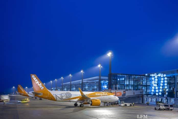 easyJet-Erstflug nach London Gatwick vom Flughafen BER