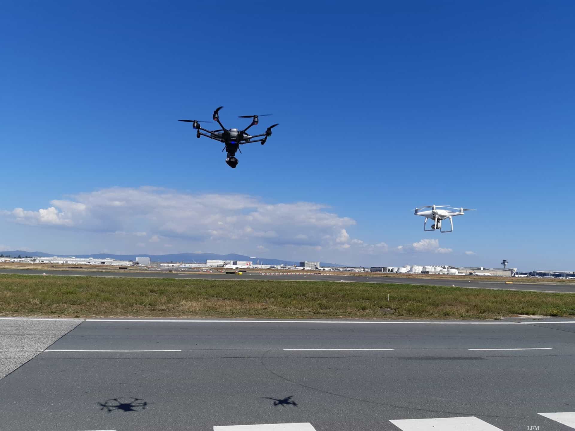 Schwarmaufstieg Yuneec- und DJI-Drohne Frankfurt Vorfeld