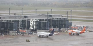 Flugzeuge rollen auf ihre Abfertigungspositionen