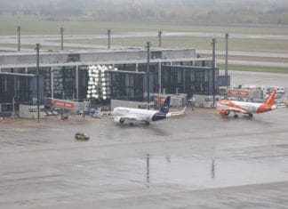 Flugzeuge rollen auf ihre Abfertigungspositionen