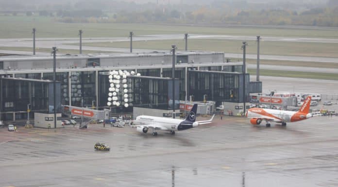 AeroGround Berlin übernimmt Bodenabfertigung am BER Flugzeuge rollen auf ihre Abfertigungspositionen