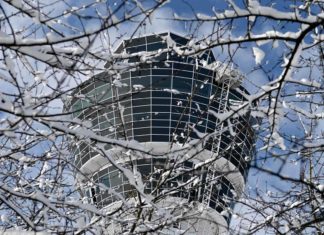 Tower am Flughafen München im Winter