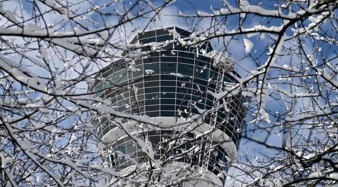 „Christmas in the Air“ am Flughafen München Tower am Flughafen München im Winter