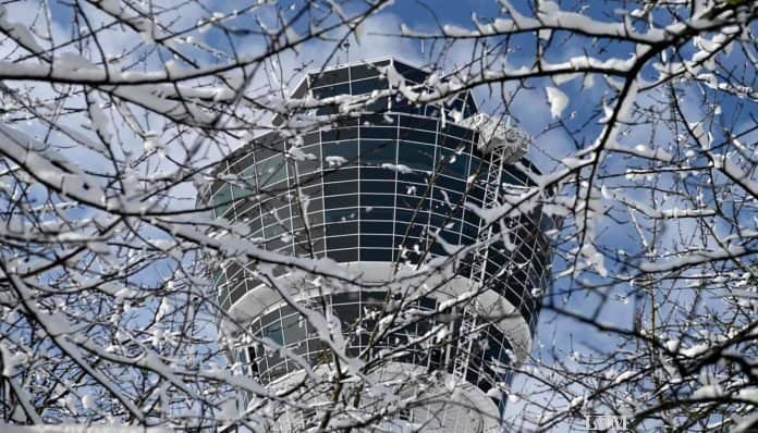 Tower am Flughafen München im Winter