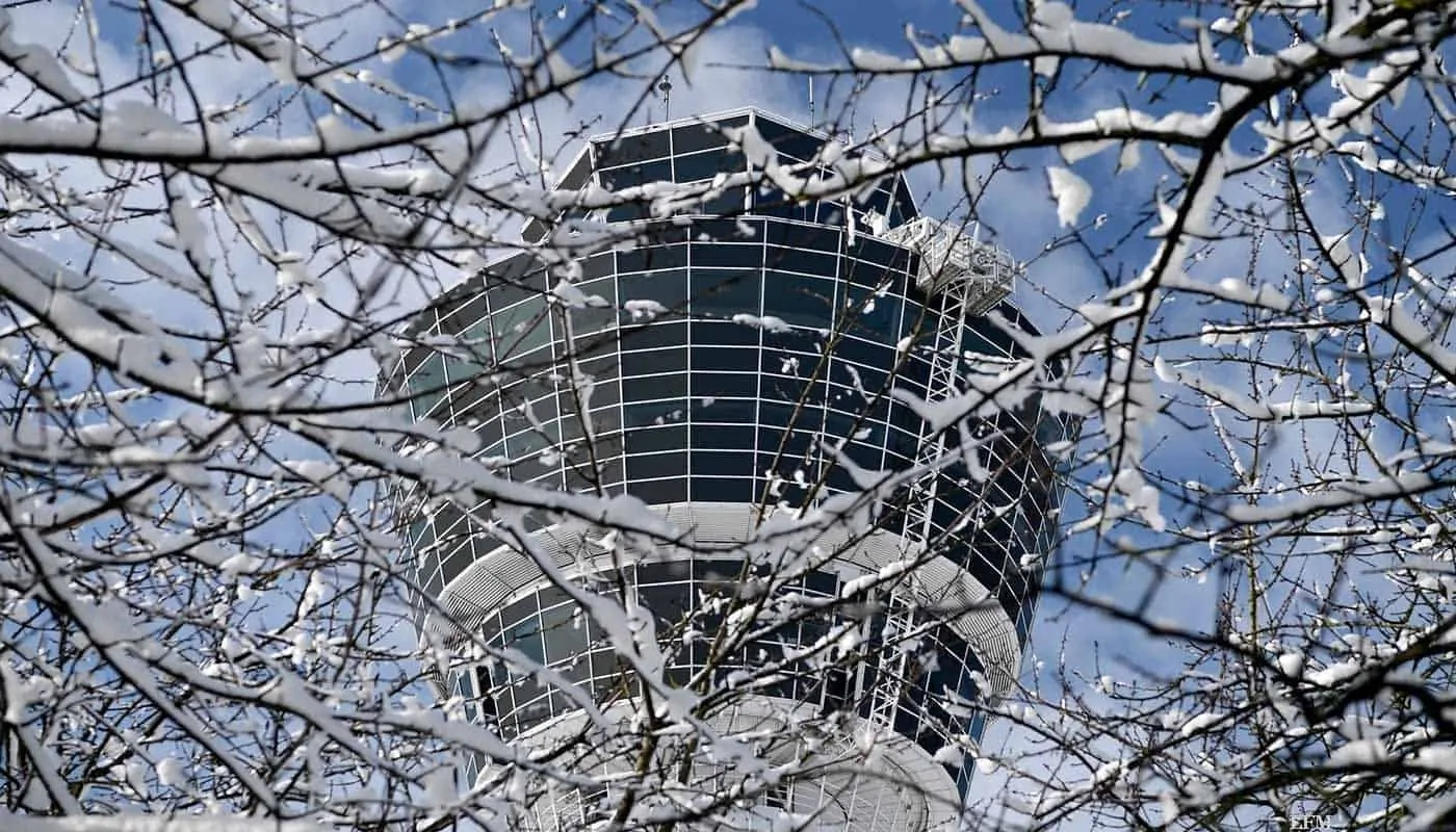Tower am Flughafen München im Winter