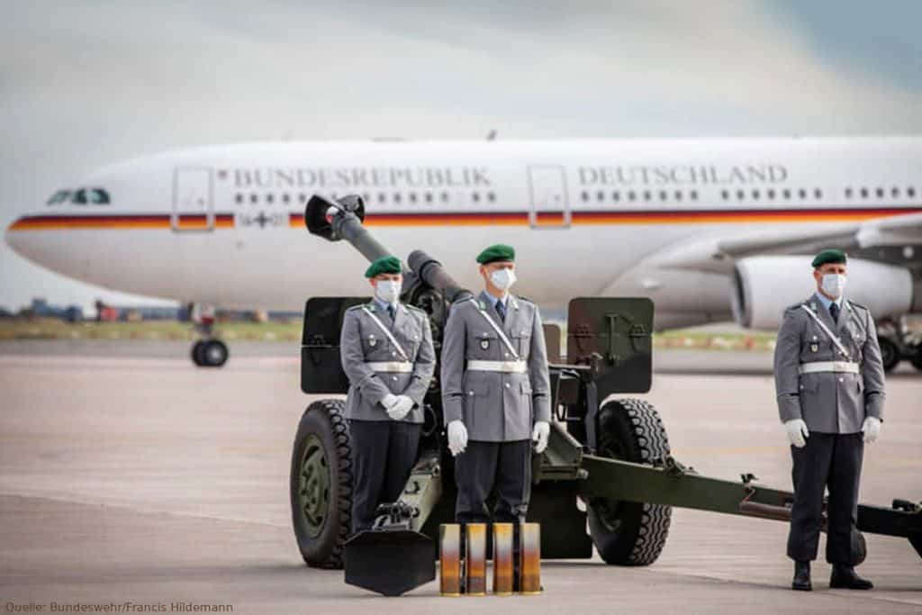 Salutzug am Flughafen BER