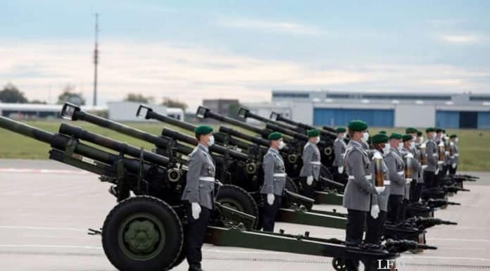 Seltene Ehre: Flughafen BER erhält Salutschüsse Salutzug am Flughafen BER