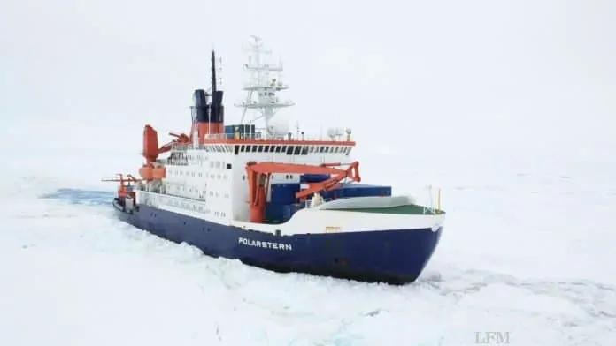 FS Polarstern bricht durch das Eis