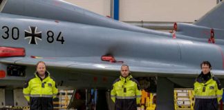 Taktisches Luftwaffengeschwader 73 "Steinhoff": Hauptmann Rainer Langen, Stabsfeldwebel Maik Kartschewski, Hauptfeldwebel Daniel Wagner vor einem Kampfjet